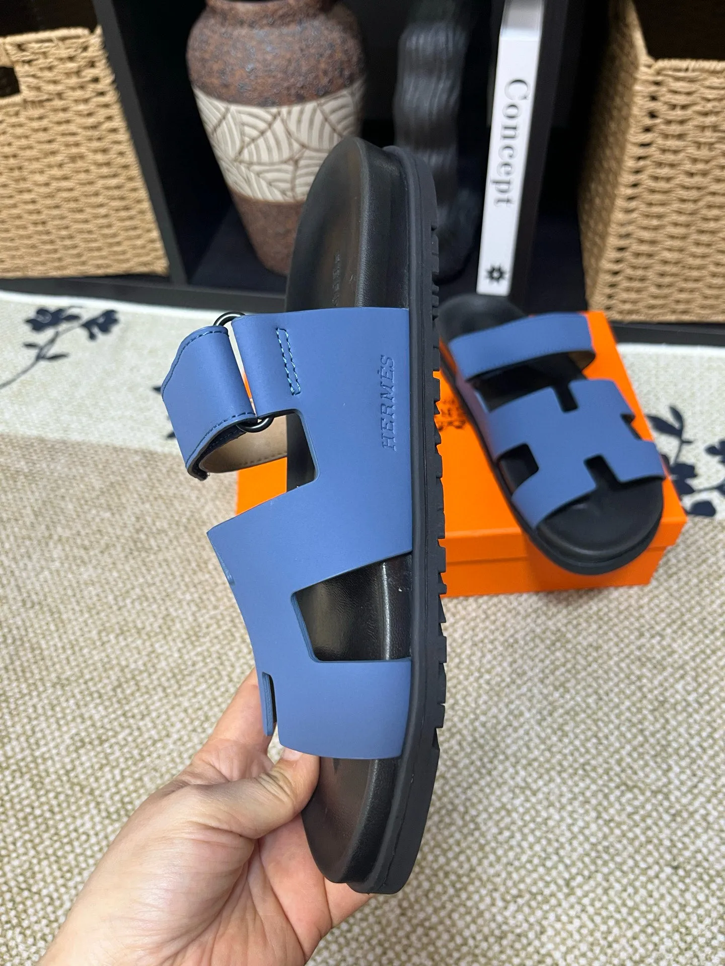 P300 Long-term stock Hermes men’s Kazimir slippers for couples - top quality woven calfskin functional sandals with intertwined uppers inspired by the “H” iconic pattern to create a casual look, perfect for summer. Imported cowhide + cowhide lining + TUP outsole Size: 35-46